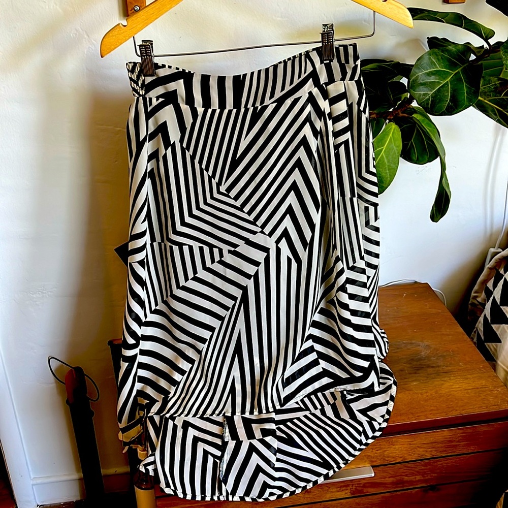 Graphic high low skirt